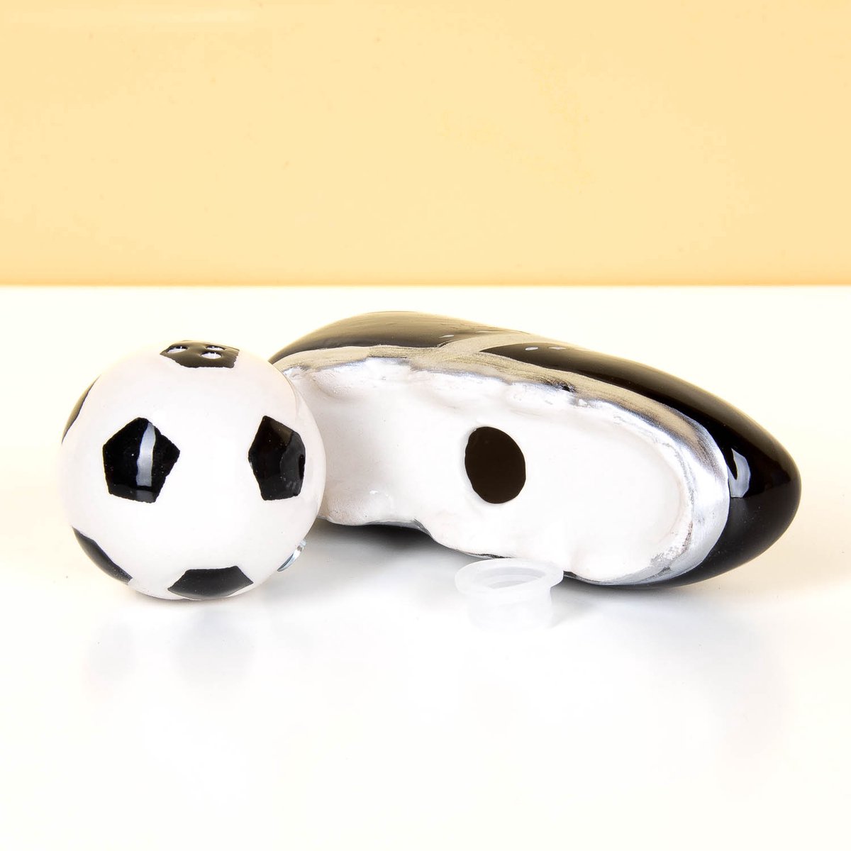Salt& pepper shaker, football & shoe van Nutcrackers