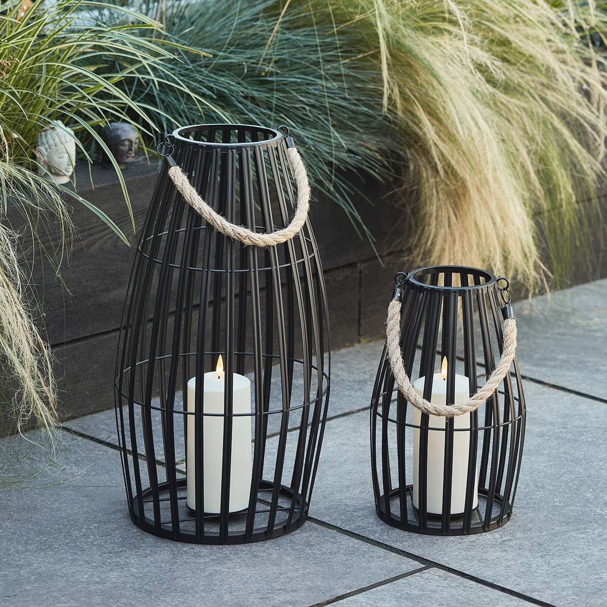 Set van 2 zwarte metalen lantaarns met TruGlow® kaarsen voor binnen en buiten