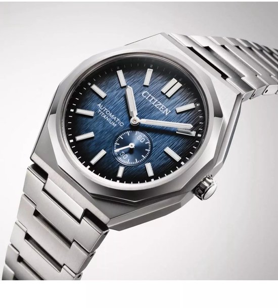 Zilverkleurig Citizen horloge met blauwe wijzerplaat met textuur en stalen band.
