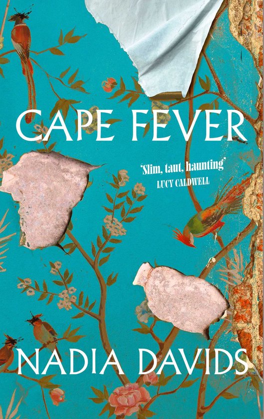 Livre 'Cape Fever' de Nadia Davids sur fond turquoise, avec un motif d'oiseaux et de fleurs, et des zones écaillées.