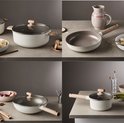 Quatre gros plans de casseroles beiges à poignées en bois, y compris des marmites, une poêle et un wok, avec des ingrédients.