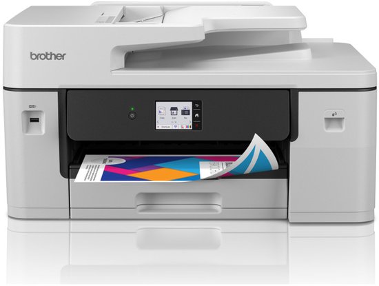 Witte Brother printer met papier uit de uitvoerlade, op witte achtergrond.