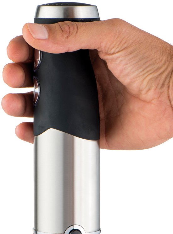 Hand die een zilverkleurige en zwarte Fritel staafmixer vasthoudt.