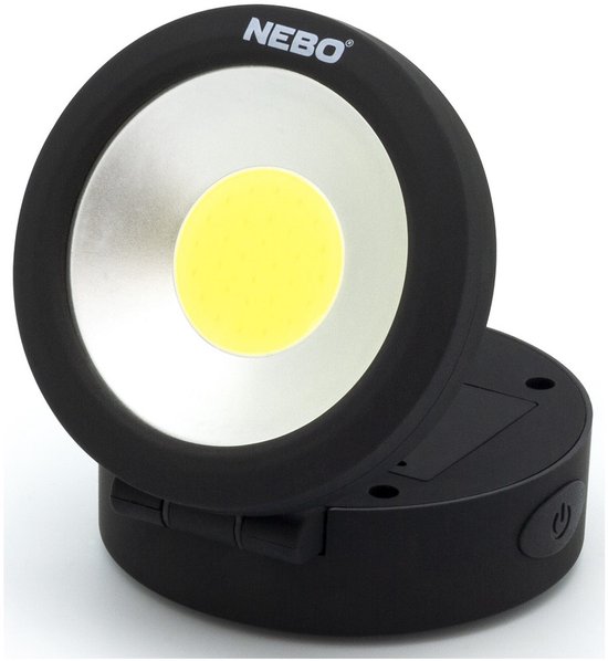 Zwarte Nebo werklamp met een zilveren ring en een centrale gele lichtbron, op een scharnierende basis.