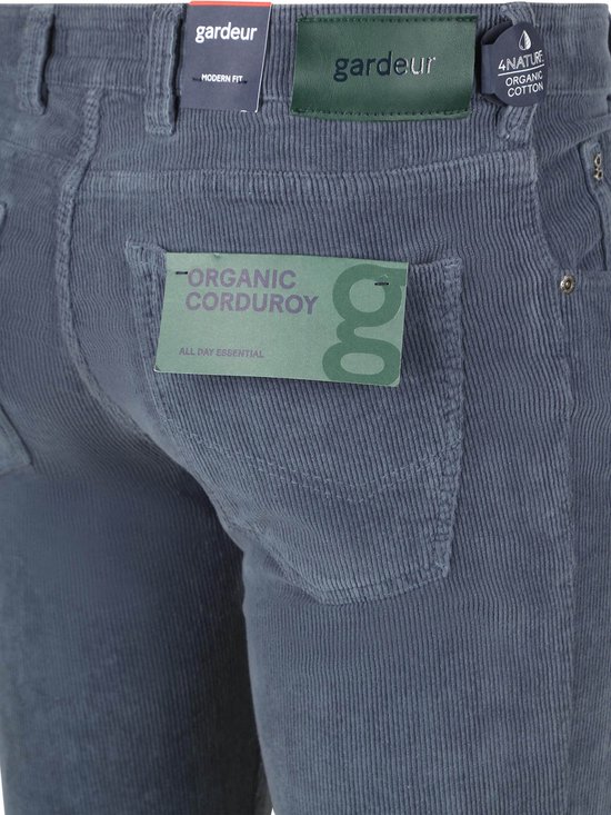 Grijze corduroy broek met modern fit pasvorm en 'Organic Corduroy' label.