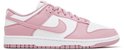 Roze en witte Nike Dunk Low sneaker met veters en Nike logo.