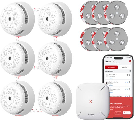 Bundel van 6 witte rookmelders, 3 magnetische montagesets, een witte basisstation en smartphone met app-melding.