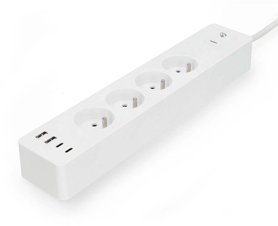 Schuine weergave van een witte stekkerdoos met vier stopcontacten en drie USB-poorten aan de zijkant.