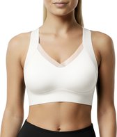 Vrouw in wit sportbeha met V-hals en mesh overlay, met zwarte sportbroek, van voren bekeken.