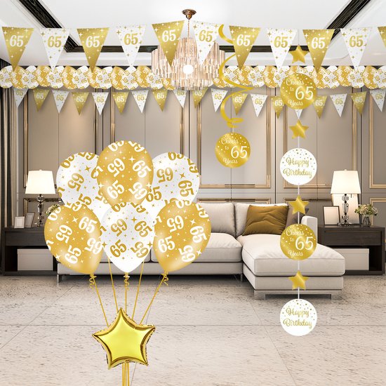 Feestdecoratie met slingers en ballonnen met het getal 65, in een woonkamer.