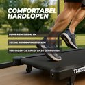 Man loopt op zwarte loopband met tekst 'Comfortabel hardlopen'.