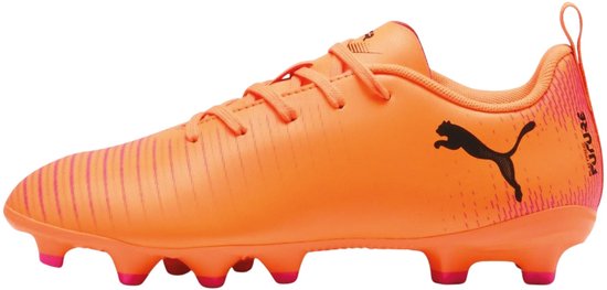 Oranje Puma voetbalschoen voor kinderen met roze strepen en Puma logo op de zijkant.