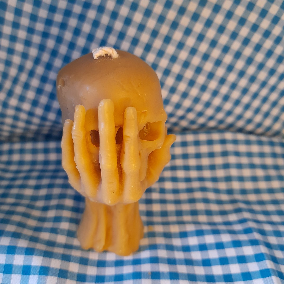 Bijenwas kaars, schedel in hand
