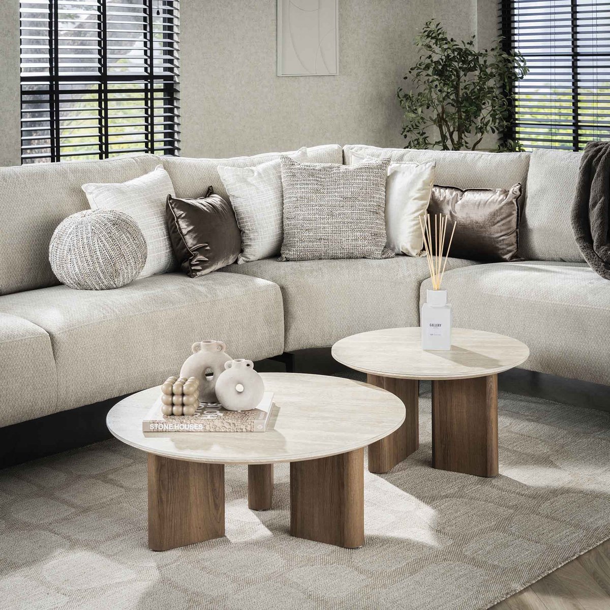 Dimehouse Set van 2 ronde salontafels Jimi travertin blad met walnoot onderstel Keramiek travertine