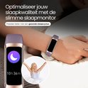 Vrouw in bed met een paarse activity tracker om haar pols, die slaapgegevens toont. Een vrouw opent haar armen.