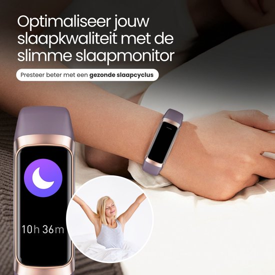 Vrouw in bed met een paarse activity tracker om haar pols, die slaapgegevens toont. Een vrouw opent haar armen.
