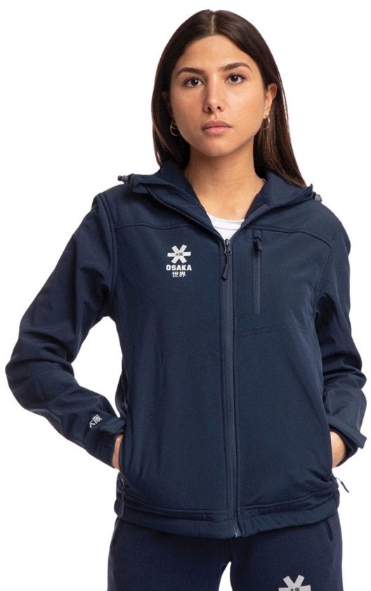 Vrouw in marineblauwe softshell jas met capuchon en Osaka-logo op linkerborst.