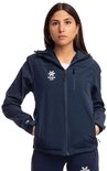 Vrouw in marineblauwe softshell jas met capuchon en Osaka-logo op linkerborst.