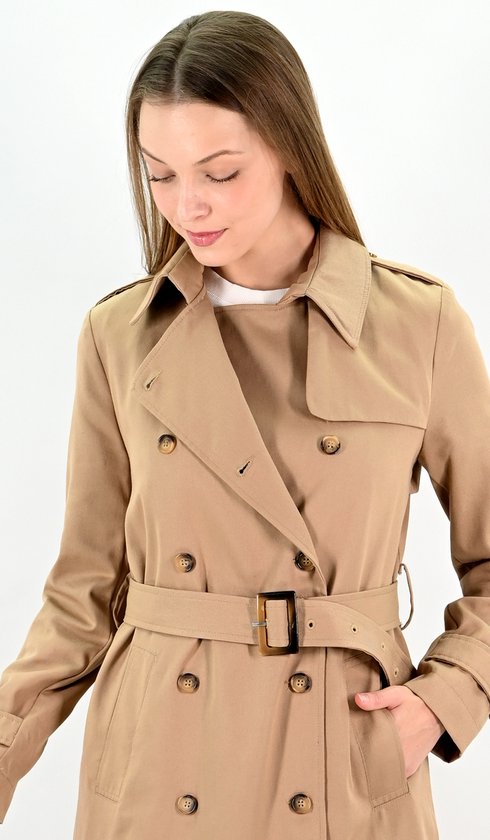 Model draagt camelkleurige, lange trenchcoat met ceintuur.