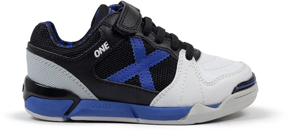 Zwarte MUNICH One Velcro 74 zaalvoetbalschoenen voor jongens en meisjes, met blauwe en witte accenten.