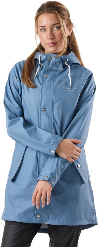 Mannequin se tient les bras croisés dans un imperméable bleu à capuche. Logo "SWEDEMOUNT" sur la poitrine. Pantalon noir.