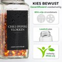 Bocal en verre de flocons de piment, avec une étiquette noire. Le bocal est embué de gouttes d'eau et affiche des informations sur les matériaux sans BPA et sans plomb.