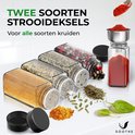 Twee soorten strooideksels worden getoond met vier glazen kruidenpotjes gevuld met verschillende kruiden en specerijen, waaronder peperkorrels en kurkumapoeder.