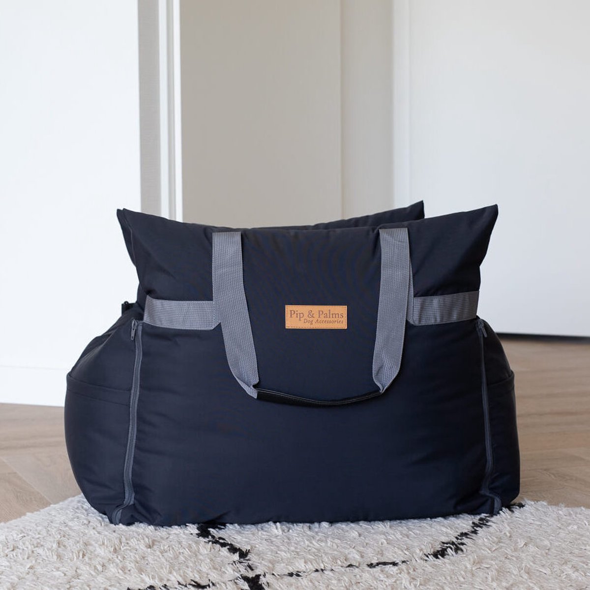 Pip & Palms - Honden Autostoel - Donkerblauw - 65x65cm - Veiligheid in de auto - Tegen wagenziekte - Automand hond - Hoge rand - Voor Kleine tot Middelgrote Honden