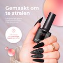 Hand met lange zwarte gellak nagels houdt een flesje Moods Gellac Pitch Black vast.