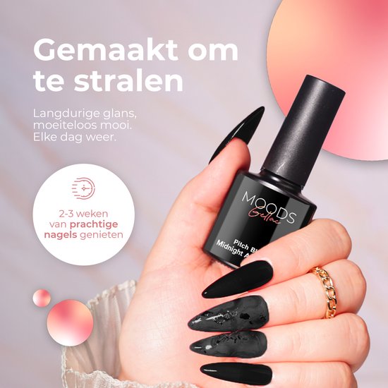 Hand met lange zwarte gellak nagels houdt een flesje Moods Gellac Pitch Black vast.