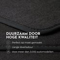 Detail van de zwarte auto mat, met grijze bies en tekst.