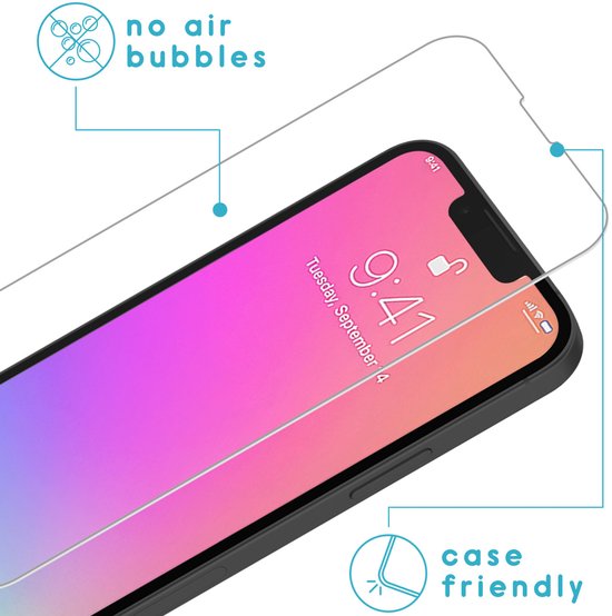 Close-up van een telefoon met screenprotector, met tekst 'no air bubbles' en 'case friendly'.