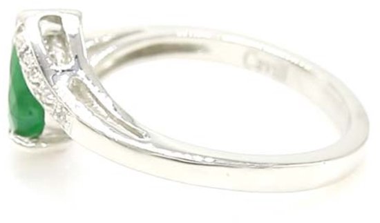 Zilveren ring met een smaragdgroene druppelvormige steen en kleine witte steentjes aan de zijkant.