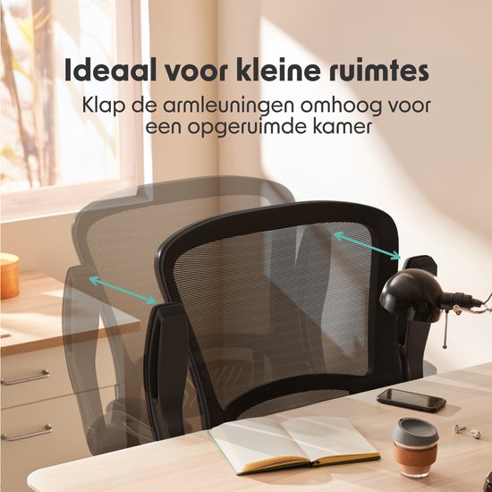 Zwarte bureaustoel met mesh rugleuning, met een animatie die de inklapbare armleuningen voor een opgeruimde kamer toont.