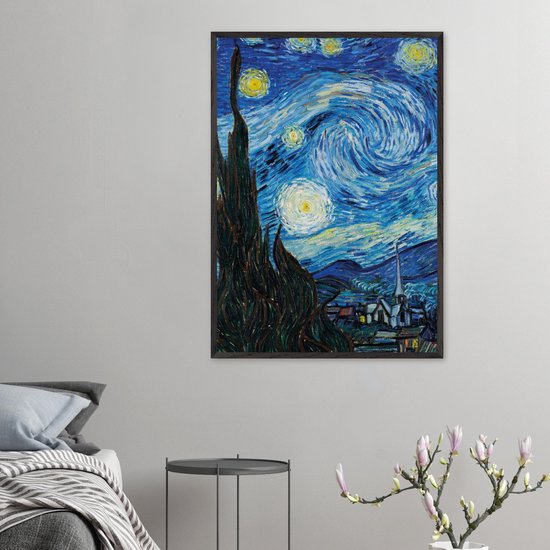 Affiche 'La Nuit étoilée' de Van Gogh, avec un cyprès sombre et un ciel étoilé tourbillonnant au-dessus d'un village.