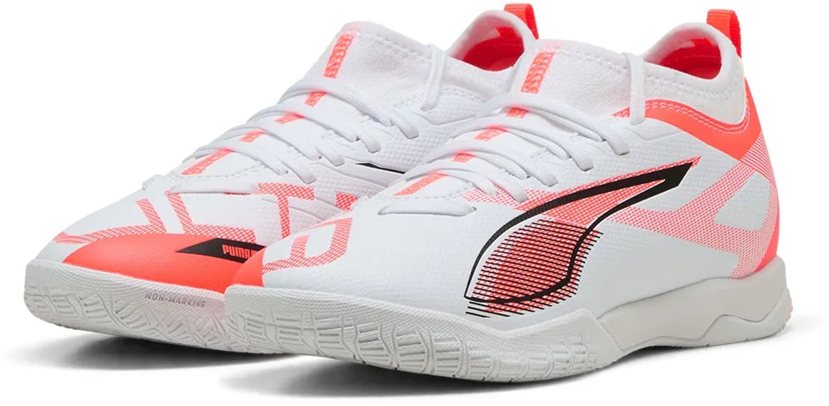 Puma Ultra 5 Match It + Mid Low voetbalschoenen in wit met roze details, lichtgewicht mesh bovenwerk en platte rubberen bu...