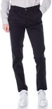 Zwarte slim fit chino broek, gedragen met een lichtgrijs overhemd en witte sneakers.
