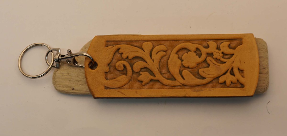 Leren sleutelhanger sierlijke bladeren in de kleur beige - sleutelhanger met natuurlijke items - beige sleutelhangers - bladeren sleutelhangers - keyring leather - sleutelhanger met krullen - eleganten sleutelhangers - mooie sleutelhangers