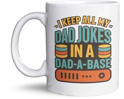 NietMokken.nl - Grappige Mok – I Keep All My Dad Jokes In A Dad-A-Base – Grappige mok voor vaders en nerds – Cadeau voor IT'ers of programmeurs – 325ml – Vaderdagcadeau - Keramiek – Vaatwasser- en magnetronbestendig - Papa mok - Vaderdagkado