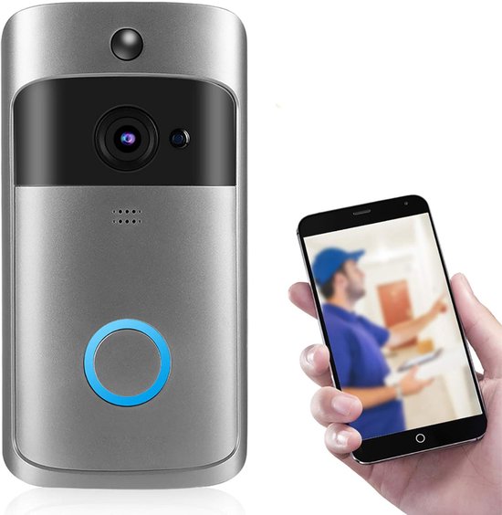 Zilverkleurige deurbel met camera en blauwe cirkelvormige drukknop, naast een smartphone met een bezorger erop.