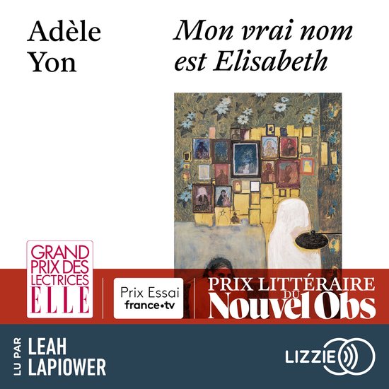 Boekomslag "Mon vrai nom est Elisabeth" met een schilderij van een kamer met ingelijste foto's en een figuur in het wit.