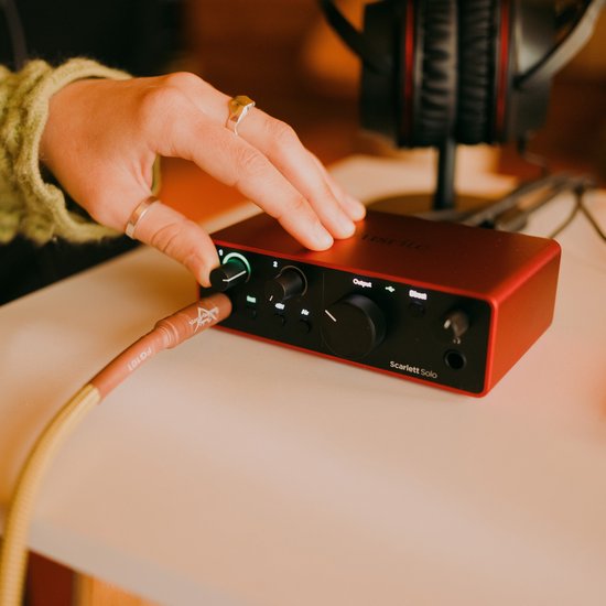 Focusrite Scarlett 4e génération Solo - Interface audio USB, 1 entrée micro / 2 sorties ligne
