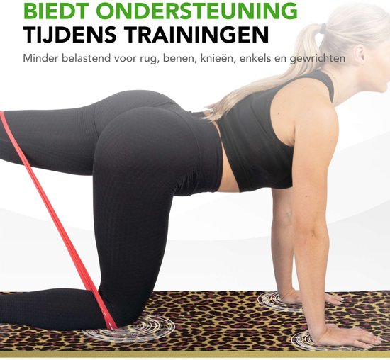 Vrouw doet oefening op fitnessmat met panterprint. Mat biedt ondersteuning voor rug, benen en knieën.
