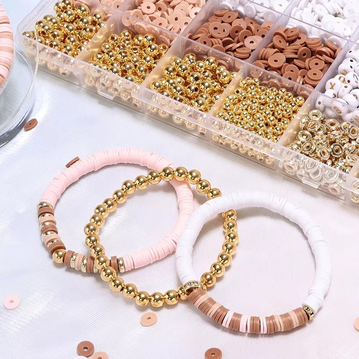 Sieraden Maken Set - Hobby kralen set - 2340 stuks - Armband Maken Set Roze & Beige – Polymer Clay Beads Sieraden Kit met Gouden (Letter)kralen - Inclusief draad - Kralenset voor Eigen Armbandjes — afbeelding 2