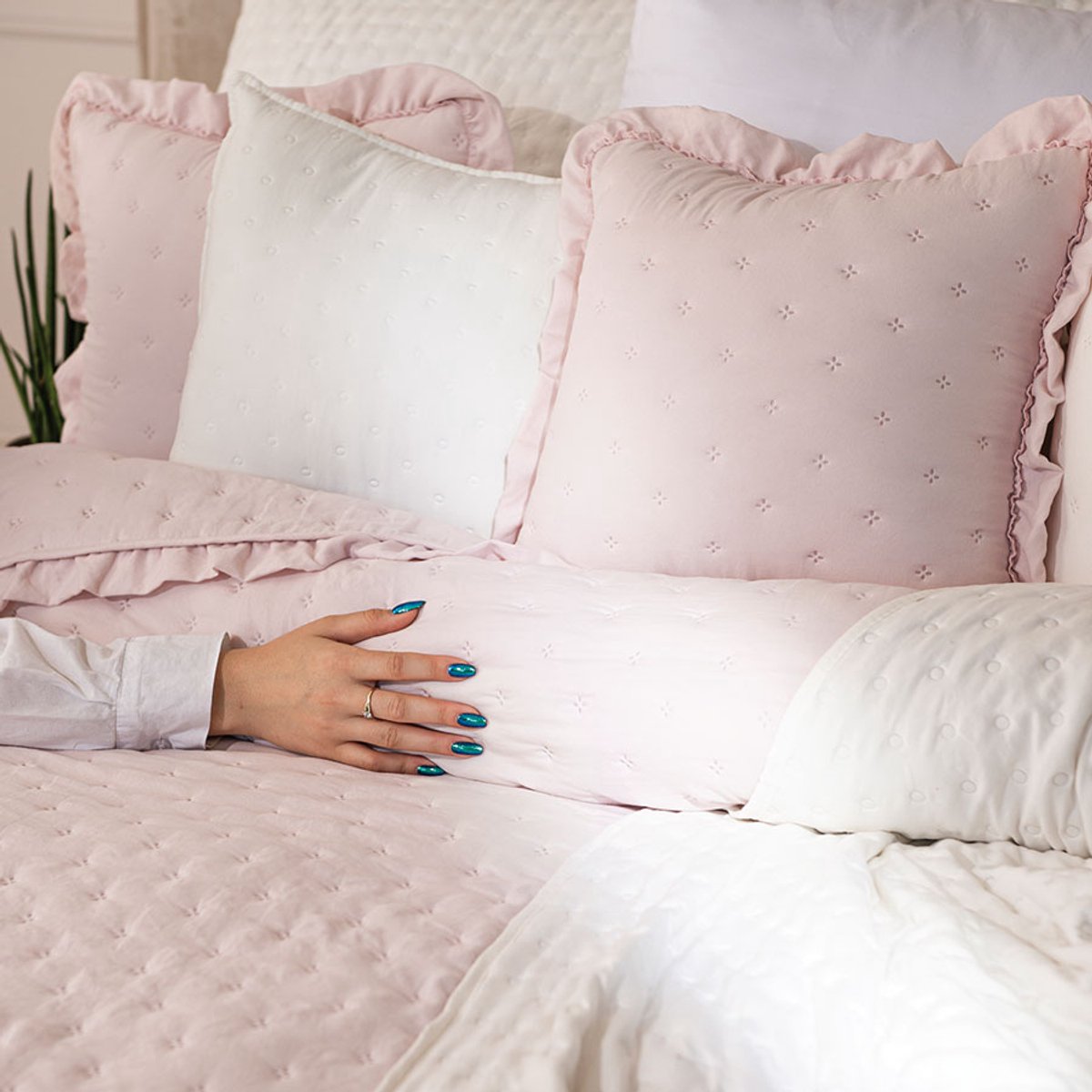 Merkloze Baby Blauwe Sprei met Ruches - 170x210 cm - Bloemenpatroon