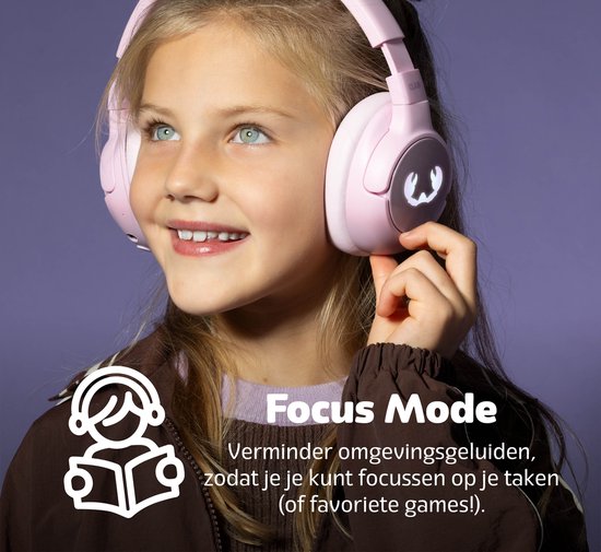 Meisje met roze koptelefoon en kleding, met tekst 'Focus Mode'.