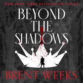 De titel 'Beyond The Shadows' is gedrukt in witte letters tegen een donkere, boomachtige achtergrond. Een witte kroon met bloedspetters en een figuur met een zwaard zijn in het midden afgebeeld. De naam van de auteur, 'BRENT WEEKS', staat onderaan in rode letters.