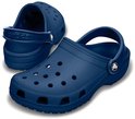 Sabot Crocs bleu marine avec bride et perforations. Logo sur le côté.