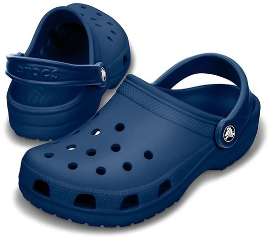 Sabot Crocs bleu marine avec bride et perforations. Logo sur le côté.