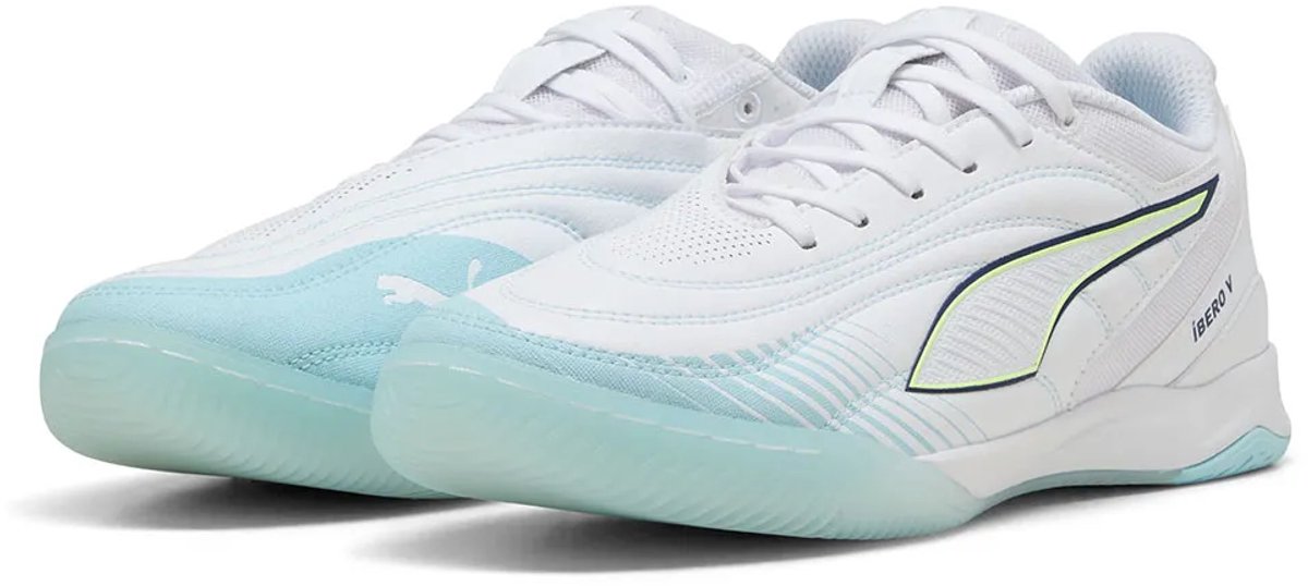 Puma Ibero V zaalschoenen in wit met lichtblauwe details, ontworpen voor comfort en wendbaarheid, maat EU 43.